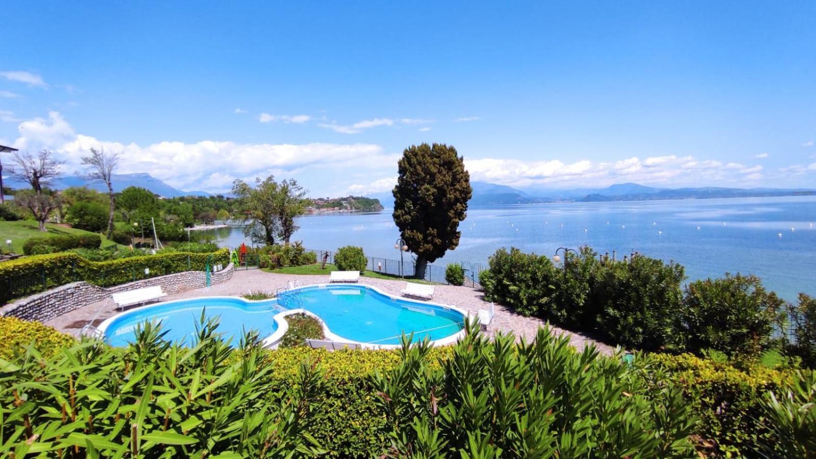 Front Lake Amazing View Manerba del Garda Exterior photo